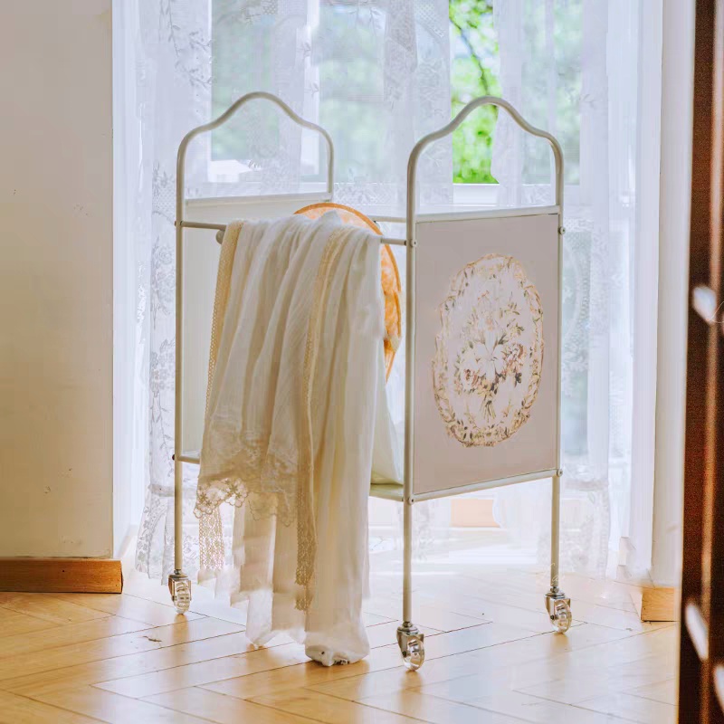 سلة تخزين حديد مشغول ابيض تصميم سرير اطفال فنتج مع كفرات للغسيل والالعاب