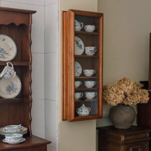 خزانة جدارية خشبية مع باب زجاجي ورفوف لعرض الاكواب والعطور