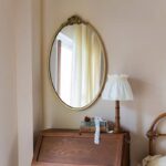 مرآة جدارية بيضاوية كبيرة اطار معدني ذهبي مع فيونكة للمداخل وغرف النوم