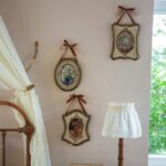 مجموعة اطارات صور ولوحات جدارية فكتورية معلقة بشريط بني وفيونكة للديكور الكلاسيكي