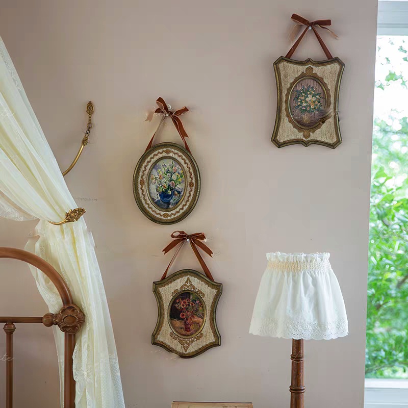 مجموعة اطارات صور ولوحات جدارية فكتورية معلقة بشريط بني وفيونكة للديكور الكلاسيكي