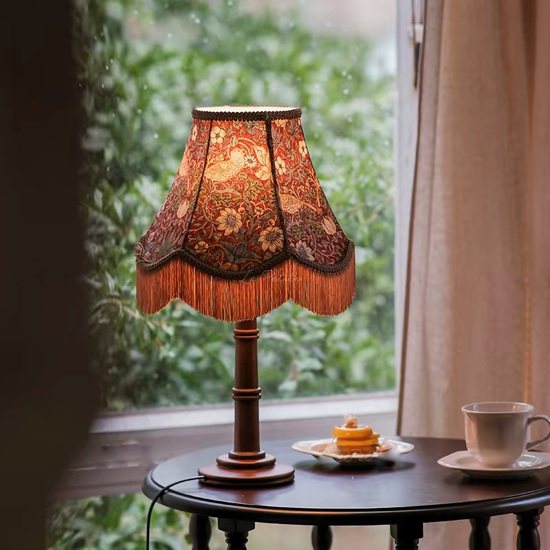 أبجورة طاولة فينتاج قماش مشجر زهور وشراشيب قاعدة خشبية للديكور الكلاسيكي