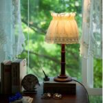 أبجورة طاولة خشبية مع غطاء قماش مطرز دانتيل اضاءة دافئة لغرف النوم