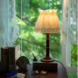 أبجورة طاولة خشبية مع غطاء قماش مطرز دانتيل اضاءة دافئة لغرف النوم