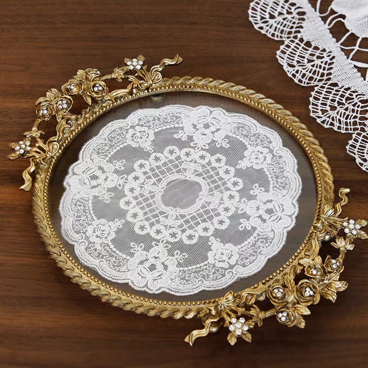 صينية عطور بإطار معدني أنيق – تنظيم فاخر لطاولة التسريحة