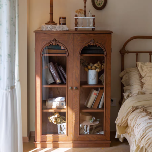مكتبة خشبية فرنسية فنتج بأبواب زجاجية مقوسة لعرض الكتب والتحف