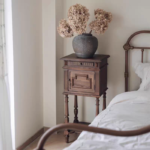 طاولة مدخل جانبية خشب طبيعي فنتج مع باب تخزين ورف سفلي بتصميم فرنسي