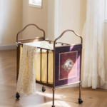 سلة تخزين حديد برونزي تصميم سرير فنتج مع لوح مزخرف وكفرات