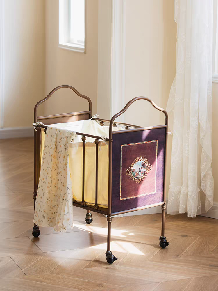 سلة تخزين حديد برونزي تصميم سرير فنتج مع لوح مزخرف وكفرات