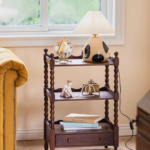 طاولة جانبية ومدخل خشب طبيعي داكن بتصميم فرنسي فنتج مع رفوف ودرج