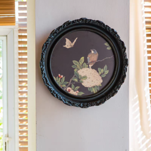 إطار صور جداري دائري لون اسود بتصميم فكتوري وزخارف بارزة للديكور