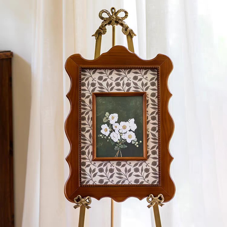 لوحة فنية جدارية اطار خشب طبيعي مموج رسمة زهور بيضاء وديكور ريفي