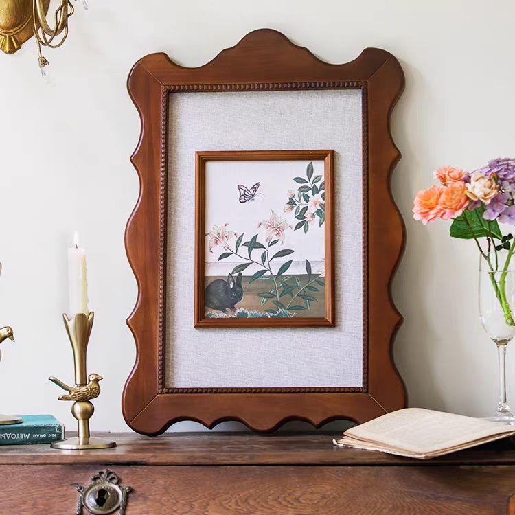 لوحة فنية جدارية اطار خشب مموج رسمة ارنب وفراشة لغرف الاطفال