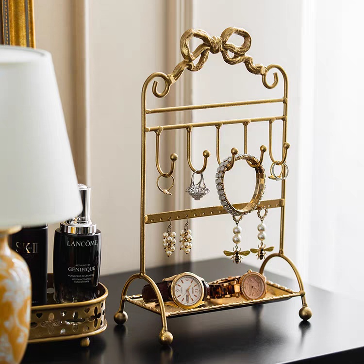 ستاند تنظيم اكسسوارات ذهبي مع خطافات وصينية شبكية لحفظ المجوهرات