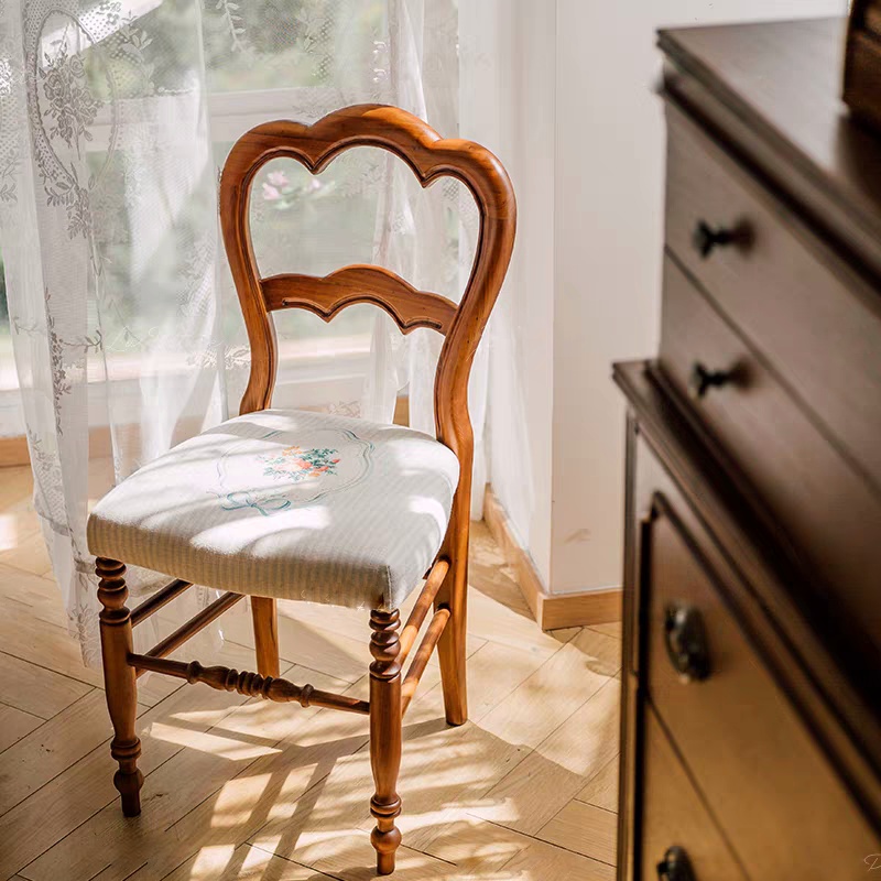 كرسي خشب طبيعي تصميم فرنسي فنتج مع مقعد تنجيد قطني لغرف الطعام والمداخل