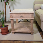 طاولة جانبية خشب طبيعي مربع مع درج ورف سفلي بجانب الكنب