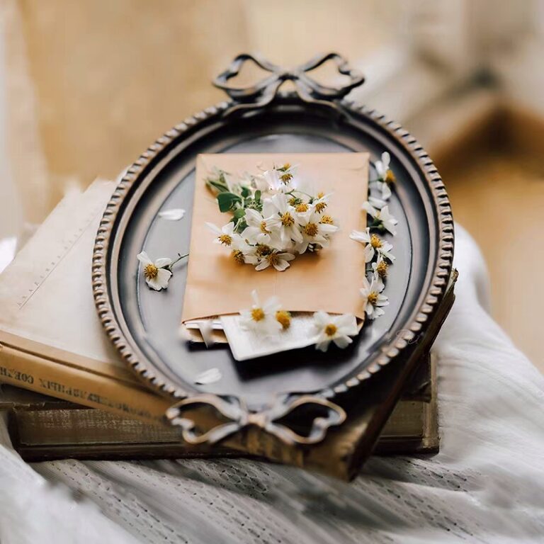 صينية تقديم معدنية بستايل عتيق – تصميم كلاسيكي أنيق للتقديم والديكور