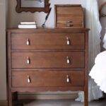 دولاب جانبي خشب طبيعي بثلاثة أدراج بتصميم فرنسي كلاسيكي وحواف متموجة يستخدم ككومودينو أو وحدة تخزين في غرف النوم والمداخل